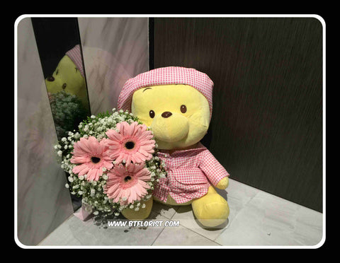 Cute Baby Pooh w Gerbera Bouquet     - BWF3572